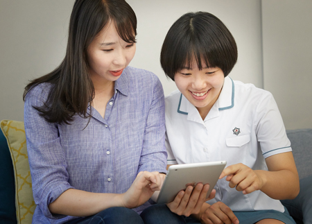 태블릿pc를 보고있는 함예슬 선생님함과조수진 학생