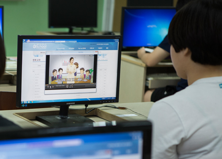 e-School 수업을 보고있는 최정원 학생